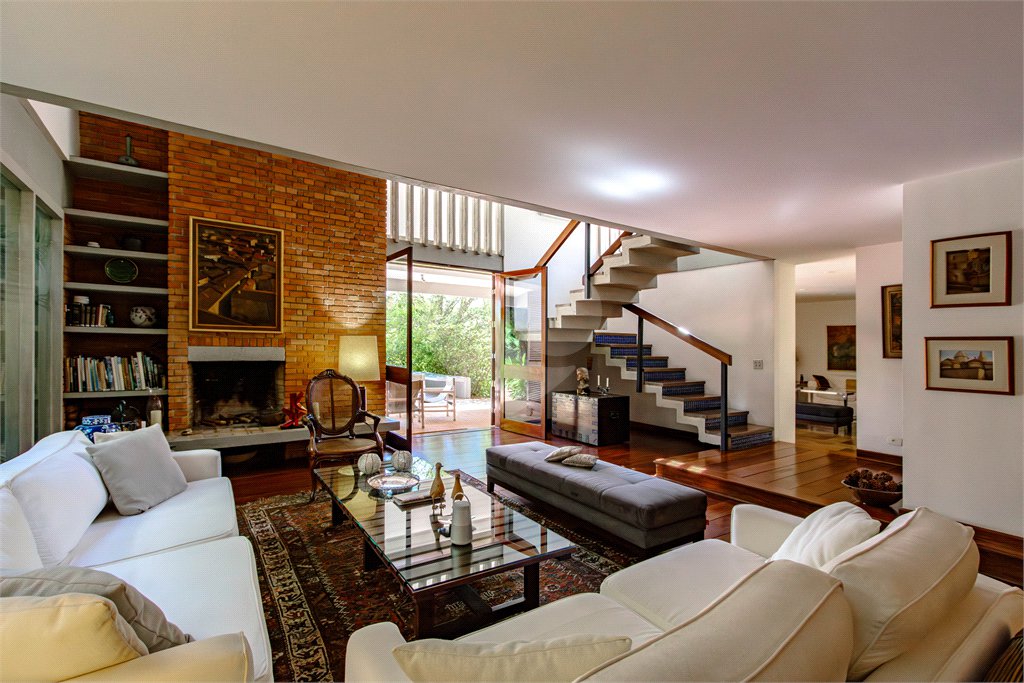 Casa à venda com 4 quartos, sendo 1 suíte,  em Jardim Leonor, São Paulo, SP