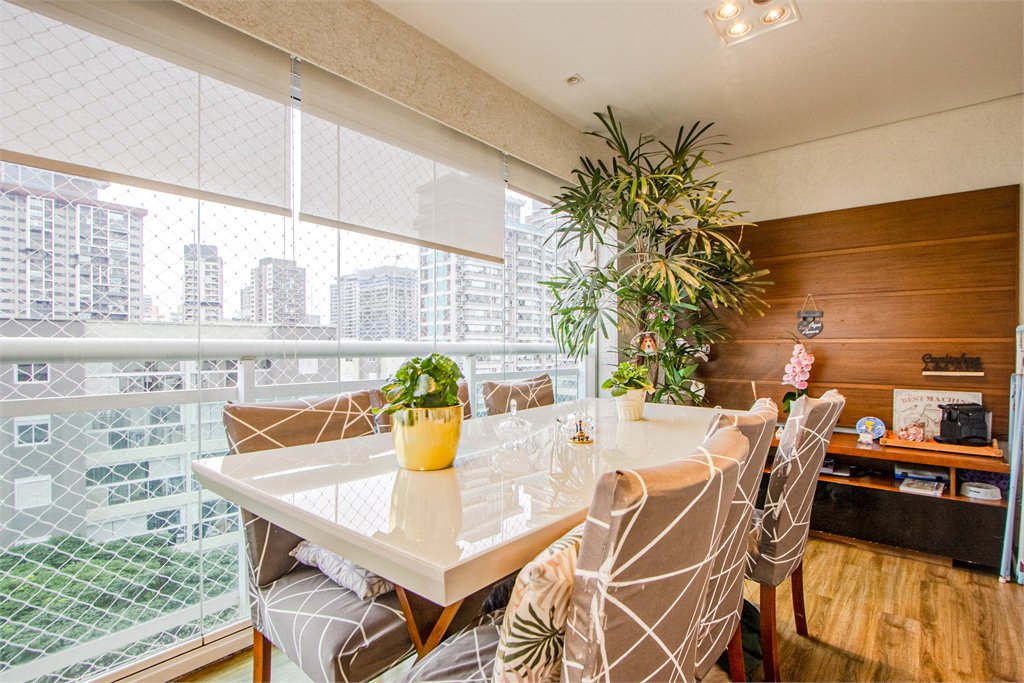 Apartamento à venda com 2 quartos, sendo 1 suíte,  em Jardim das Acácias, São Paulo, SP