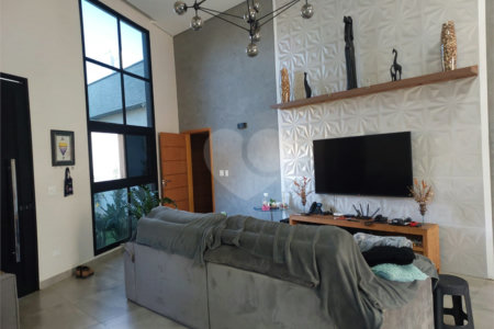 Casa à venda com 4 quartos, sendo 2 suítes,  no condomínio Figueira Garden, Atibaia - SP