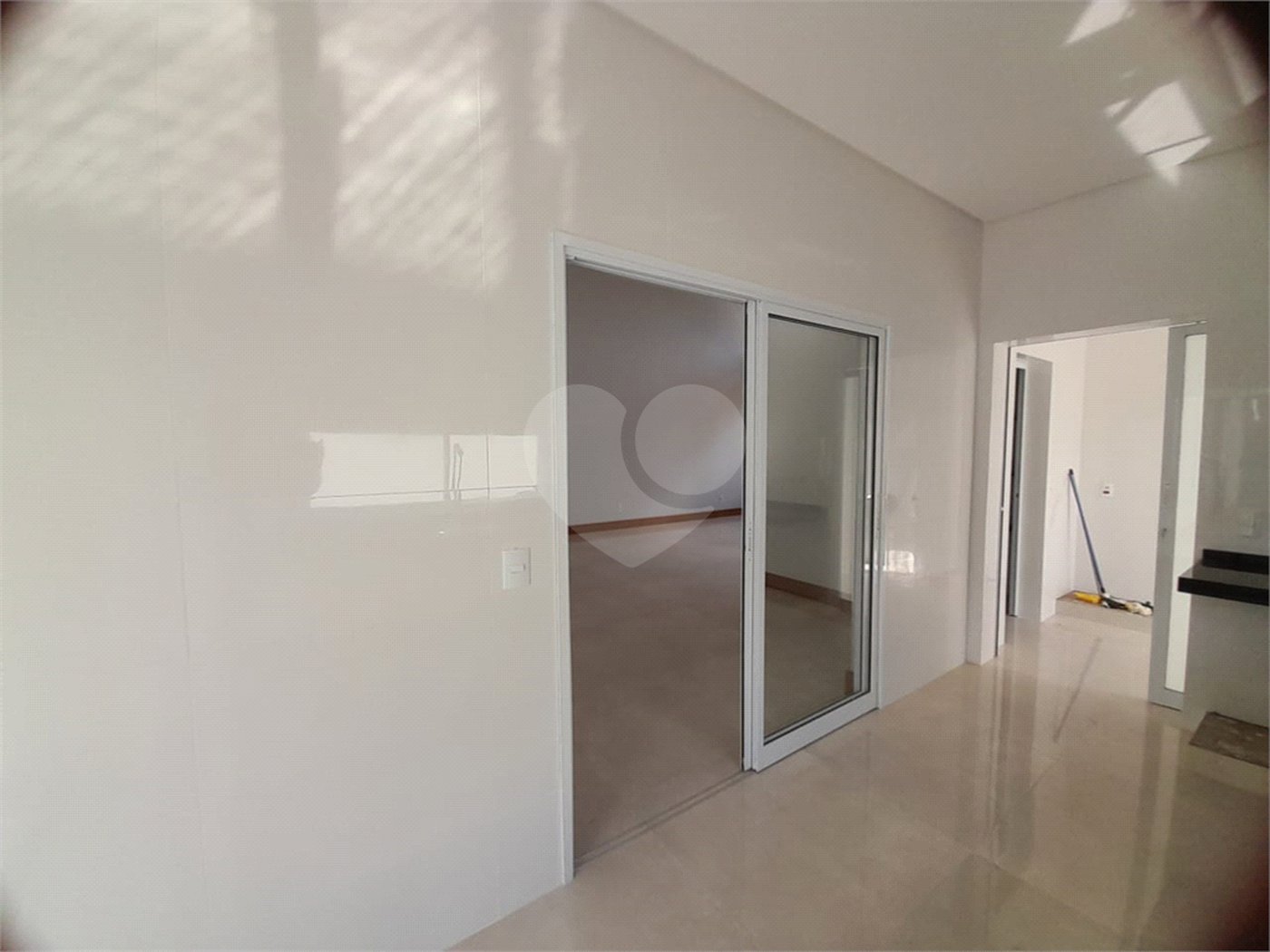 Belíssima Casa à Venda no Condomínio Damha IV