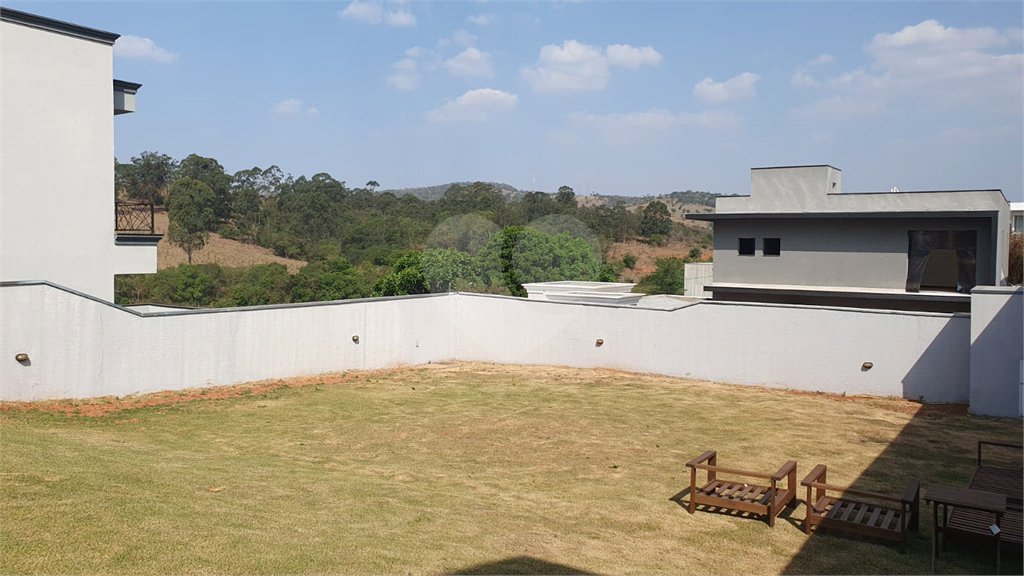 Casa à venda com 3 quartos, sendo 1 suíte, no condomínio Figueira Garden, Atibaia - SP