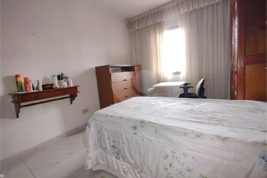 Casa à venda com 3 quartos, sendo 1 suíte, no condomínio Vila Paiva, São Paulo - SP