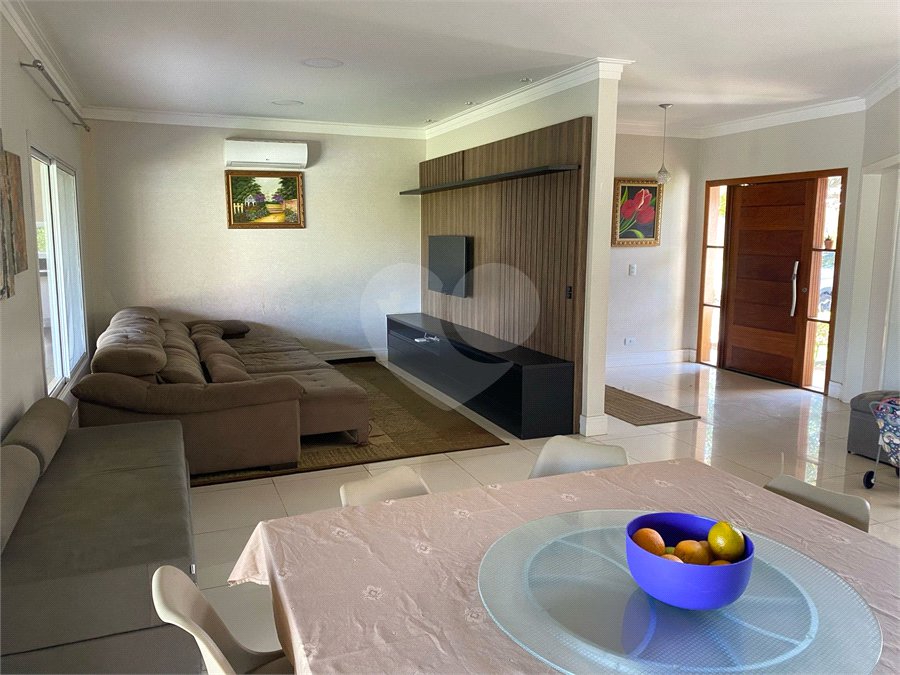Casa à venda com 4 quartos, sendo 3 suítes, no condomínio Primavera, Salto - SP