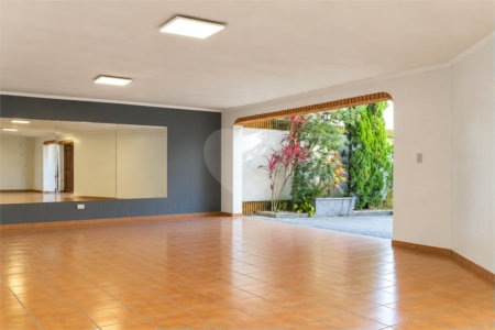 Casa à venda com 6 dormitórios, 3 suítes, piscina, área gourmet, hidromassagem, lareira, varanda e 6 vagas de garagem. Conforto e lazer para toda a família!
