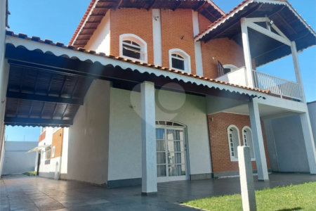 Sobrado à venda ou para alugar com 4 suítes em Balneário Arpoador, Peruíbe, SP