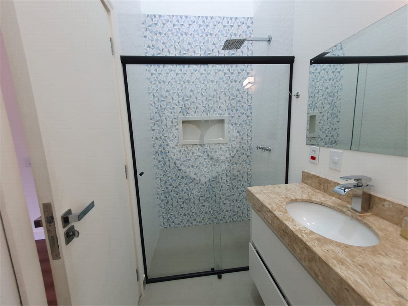 Casa à venda com 6 quartos, sendo 5 suítes, no condomínio Jardim Primavera, Louveira - SP