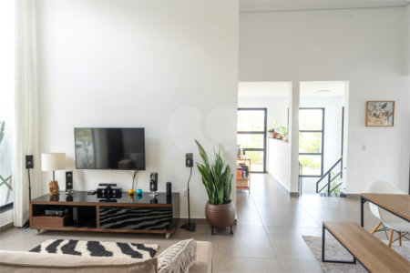 Casa à venda com 4 quartos, sendo 1 suíte, no condomínio Residencial Pinheiros do Lago, Alambari - SP