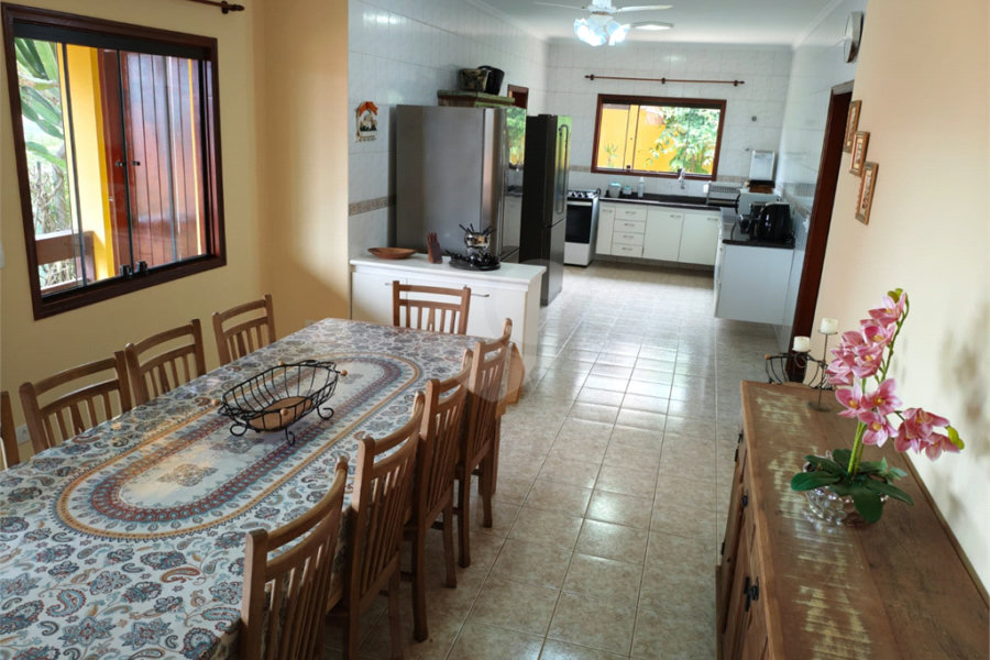 Casa à venda com 4 quartos, sendo 2 suítes,  em Country Residencial Felix, Bom Jesus dos Perdões, SP