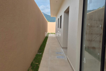 Casa à venda com 3 suítes em Vila Petrópolis, Atibaia, SP