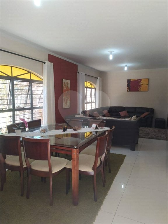 Casa à venda ou para alugar com 3 quartos, sendo 1 suíte, em Estação, São Roque, SP