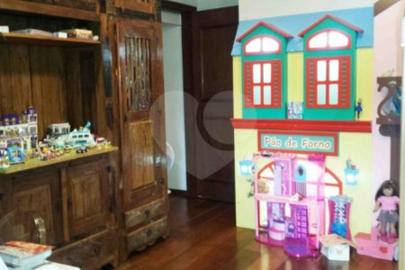 Sobrado à venda com 4 quartos, sendo 2 suítes, em Alto da Boa Vista, São Paulo, SP