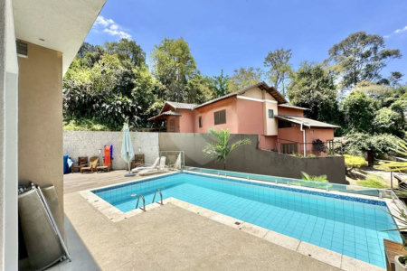 Casa à venda com 4 quartos, sendo 3 suítes, no condomínio Vilarejo, Carapicuíba - SP