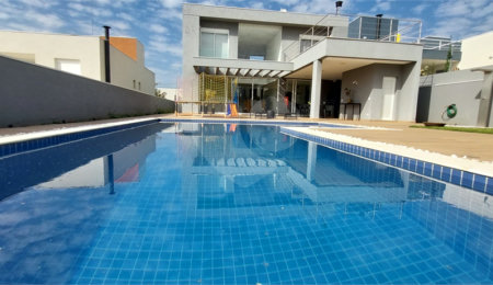 Casa à venda ou para alugar com 4 suítes no condomínio Figueira Garden, Atibaia - SP