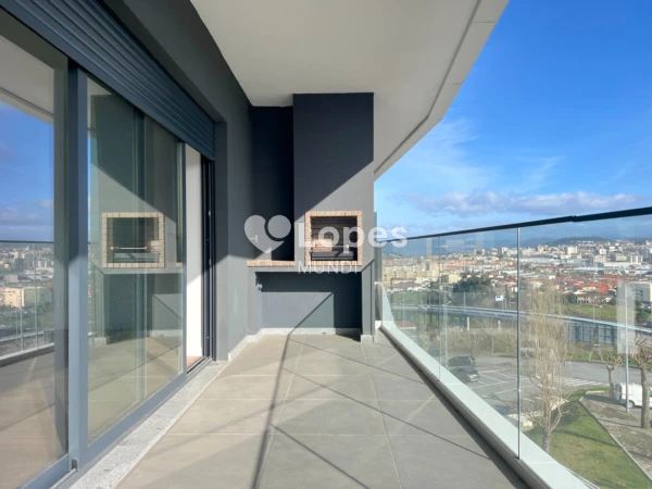 Apartamento T2 à venda em Águas Santas, Maia, Portugal – Varanda e garagem