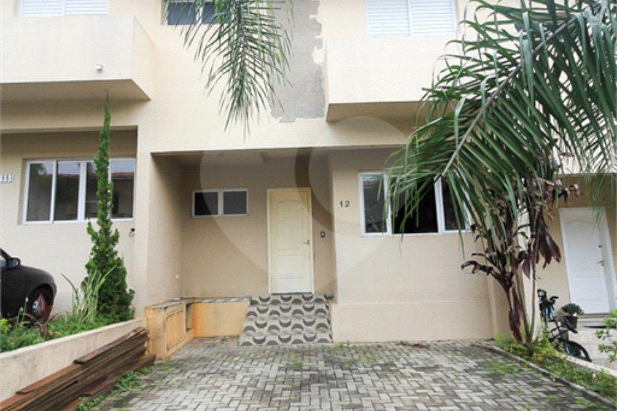 Casa à venda com 3 quartos, sendo 1 suíte, no condomínio Village St. Louis, São Paulo - SP