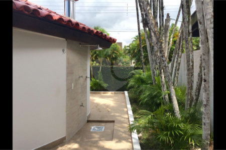 Casa à venda com 8 quartos, sendo 6 suítes,  no condomínio Acapulco, Guarujá - SP