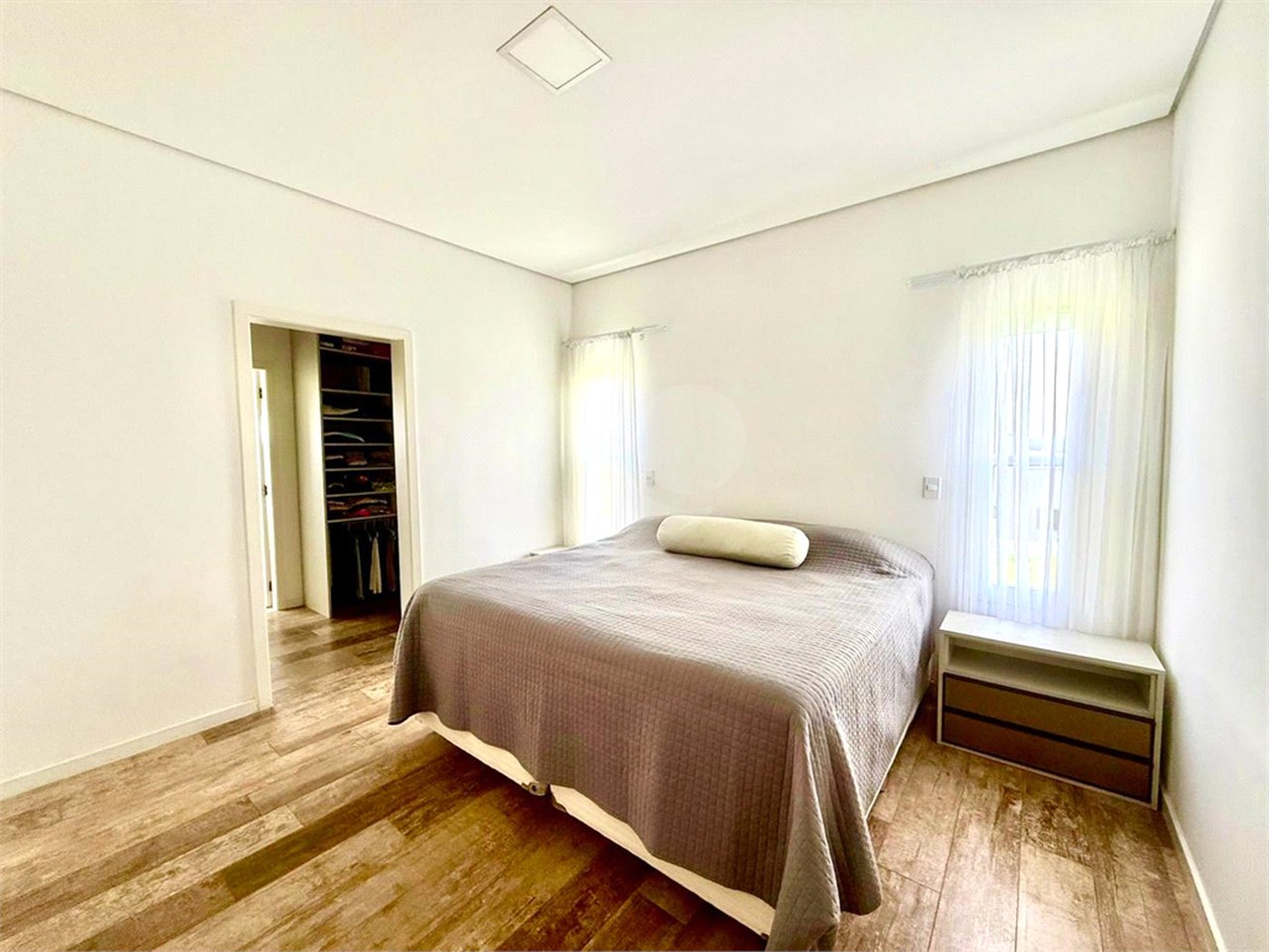 Casa à venda com 4 quartos, sendo 3 suítes, no condomínio Village Araçoiaba, Araçoiaba da Serra - SP