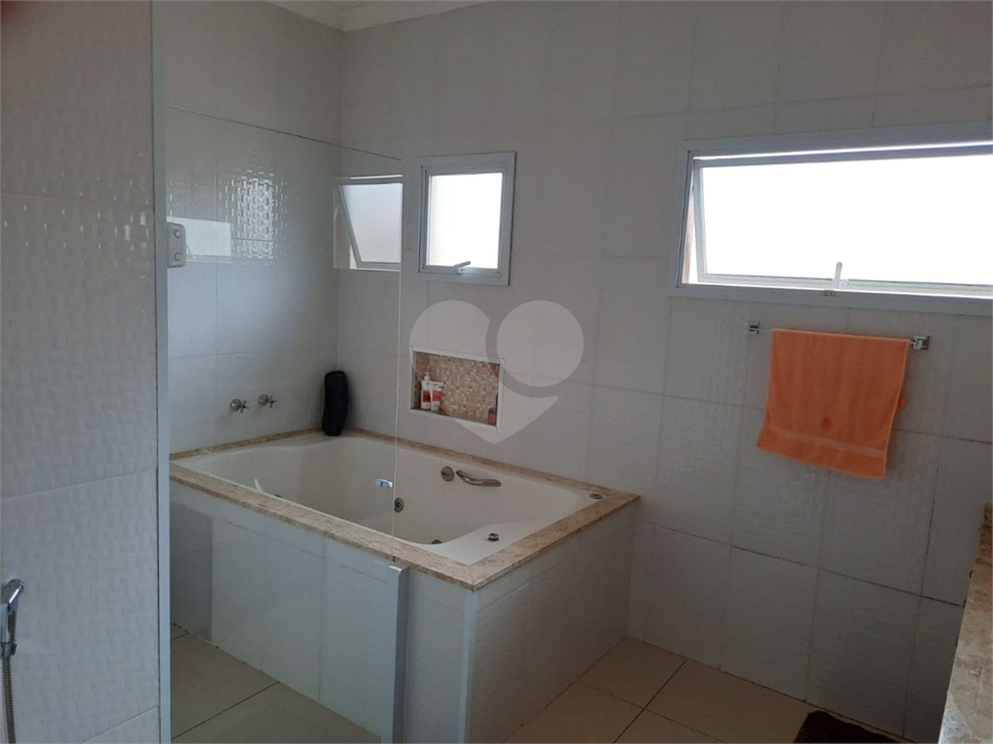 Casa à venda com 4 quartos, sendo 2 suítes, no condomínio Parque das Garças, Atibaia - SP