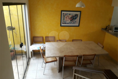 Sobrado com quintal amplo e arborizado a venda