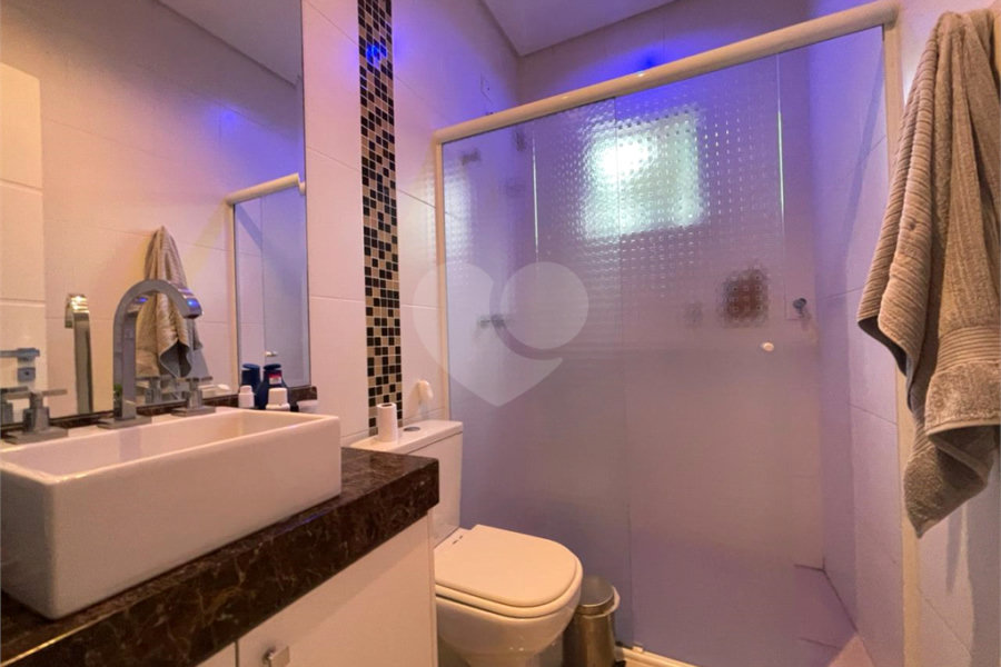 Casa com 4 quartos em condomínio fechado com piscina