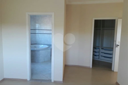 Sobrado à venda com 3 quartos, sendo 1 suíte,  em Condomínio Residencial Terras do Caribe, Valinhos, SP