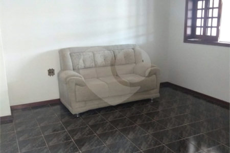 Sobrado com 4 dormitórios, sendo 1 suíte.