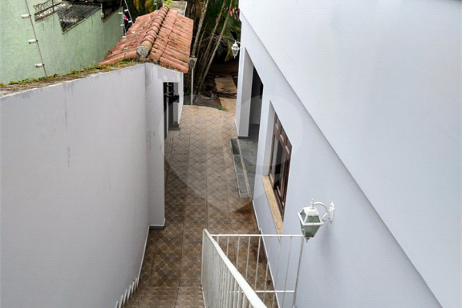 SOBRADO DE 426,0 M² COM 04 SUITES, SALÃO DE FESTAS, 06 VAGAS,06 BANHEIROS E PISCINA PARA LOCAÇÃO OU VENDA NO BARRO BRANCO