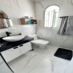 Casa de 85m2 com 3 dormitórios e 2 vagas de garagem localizado no Bosque da Saúde