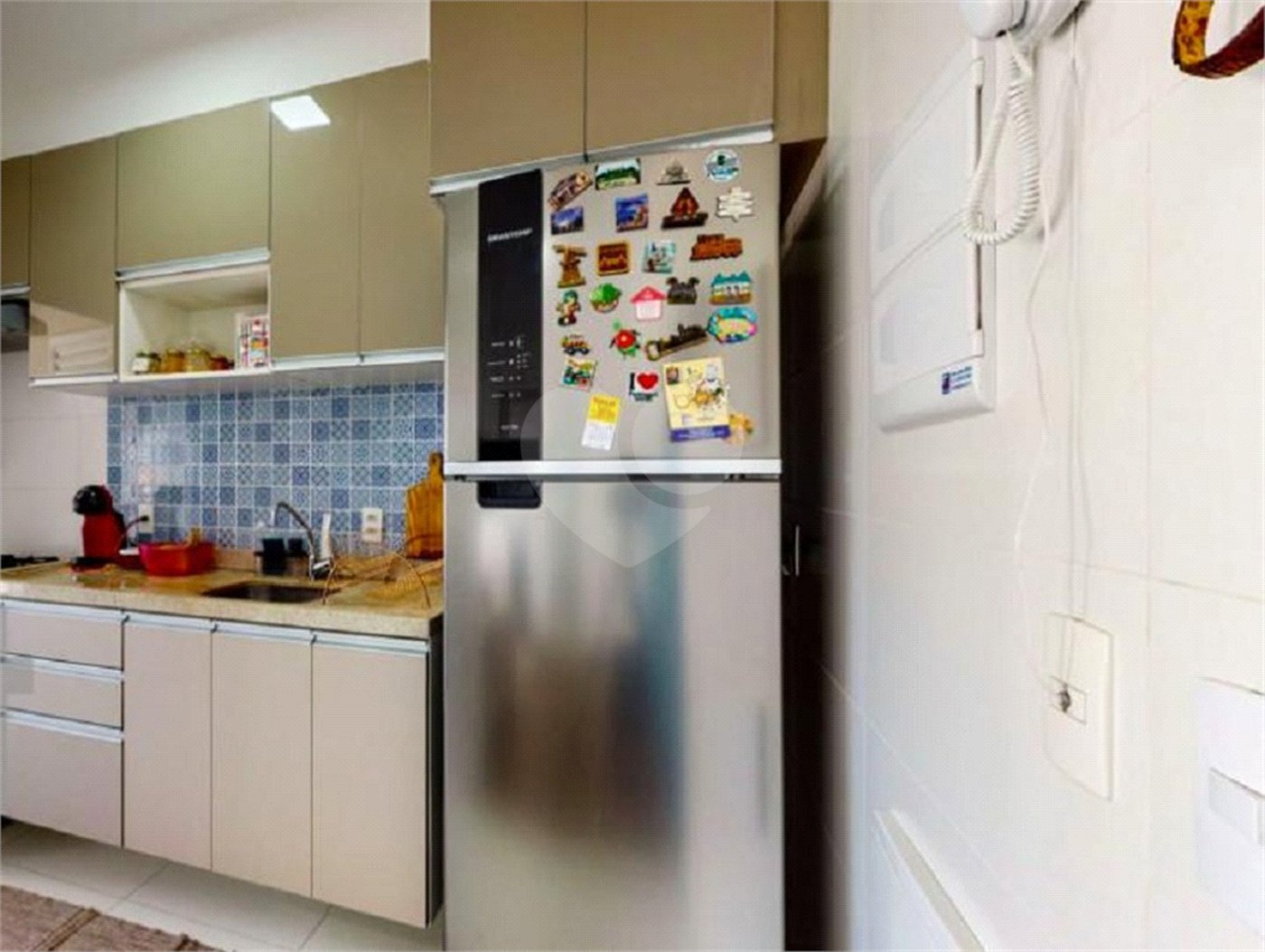 Apartamento no Cambuci, de 46m2 com 1 dormitório, cozinha com armários, sala com varanda e 1 vaga