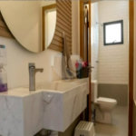 Sua oportunidade única na Vila Gumercindo! Casa espaçosa de 257m² com 4 dormitórios (sendo 2 suítes), 2 vagas de garagem e excelente localização, venda.