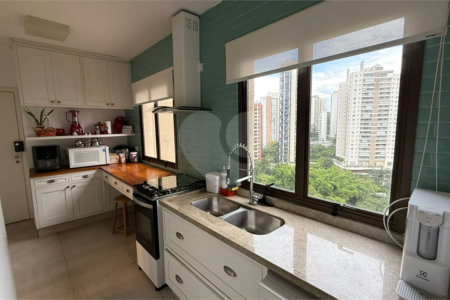 Apartamento de 130 m² com três dormitórios, sendo uma suíte, com armários embutidos, dependências de empregado e lavabo