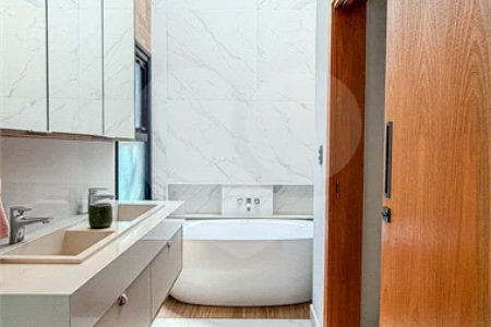 Indaiatuba - HOME DESIGN - Casa Térrea - Condomínio Paradiso - 420 m² de terreno - 307,19 m² de área construída - 3 suítes completas, sendo 1 master com closet planejado e banheira de imersão - Sala de TV reversível para 4ª suíte - Sala de estar ampla e varanda gourmet integrada - Cozinha com móve