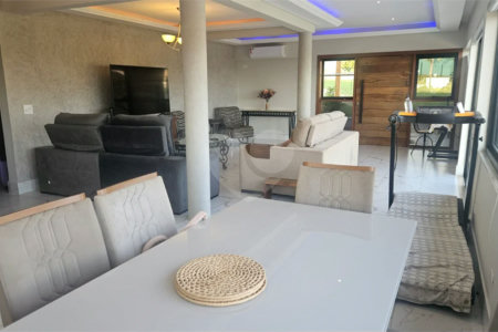 Indaiatuba- condominio Vale das Laranjeiras - Itaici - Terreno 3040,00 ms- construida 220ms - 3 dormitórios, sendo 2 suítes e uma suíte master com closet, além de uma sala ampla com 3 ambientes, Cozinha planejada,, campo de futebol/vôlei, Area de lazer com piscina, espaço gourmet com churrasque