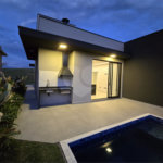Maravilhosa Casa térrea em condomínio fechado no Portal Lamis, com 3 suítes, piscina privativa e persianas elétricas em excelente condomínio com salão de festas, piscina, quadras de tênis, beach tênis e campo de futebol. Vista cinematográfica da Pedra Grande.