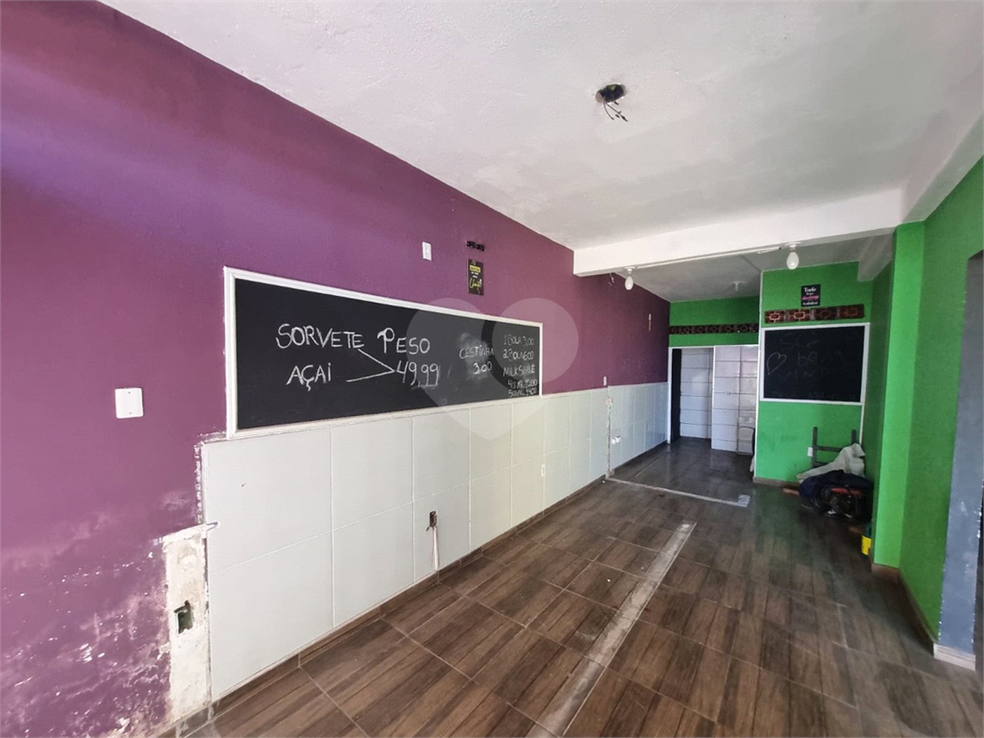Sobrado 3 quartos e área comercial em baixo.