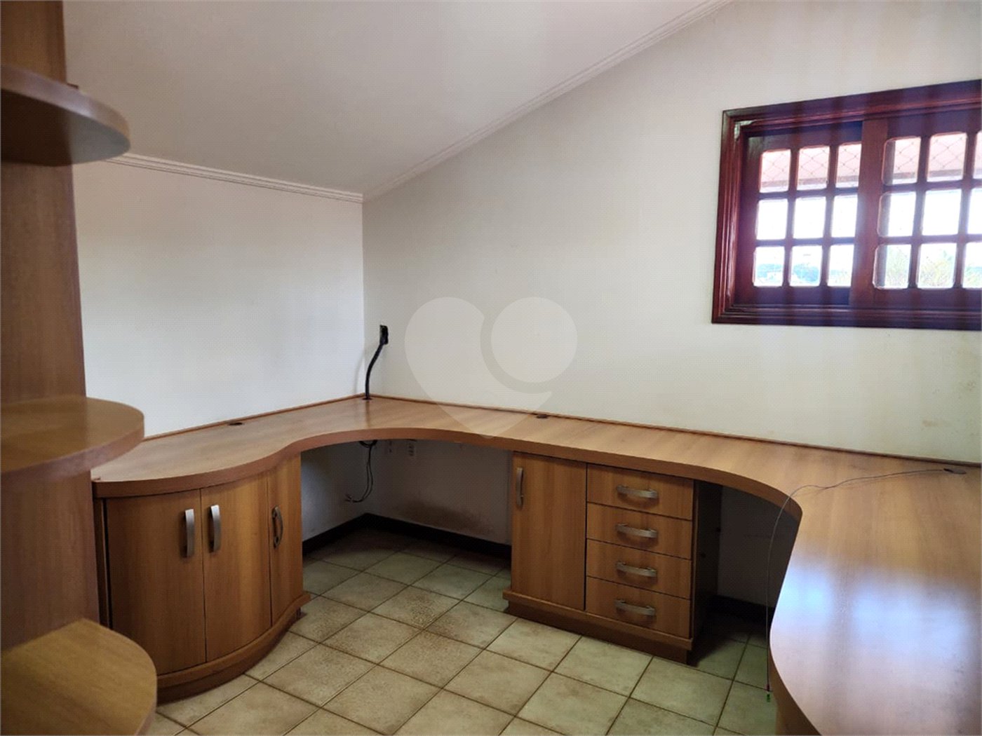 Casa Antiga, Charmosa e Muito Bem Localizada no Condomínio Faber Castell I á venda