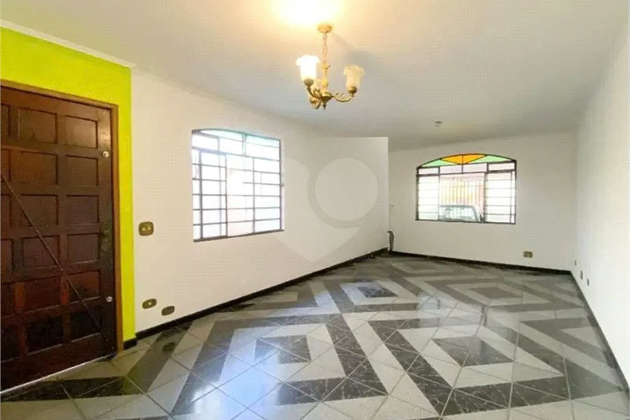 Oportunidade à venda na Vila Ipojuca: Sobrado Espaçoso com 200m²de área construída e 250m2 de terreno - 4 Dormitórios e 5 Vagas de garagem.