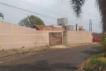 Casa térrea para venda em Araraquara/SP.