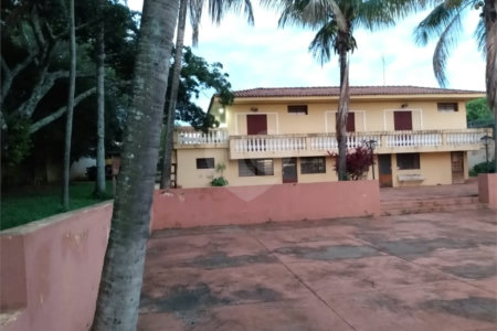 Casa Térrea com 3 dormitórios, sendo 1 suíte.