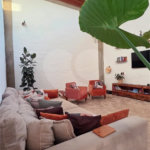 Refúgio de Alto Padrão em Condomínio Fechado: Natureza, Charme e 5.500m² de Terreno