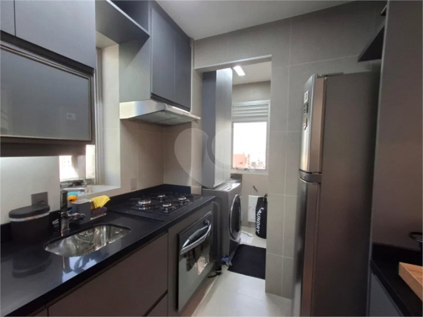 Apartamento totalmente decorado em Moema com 70 m2 , 2 quartos, 2 suítes e 2 vagas, ambientes com ar condicionado.