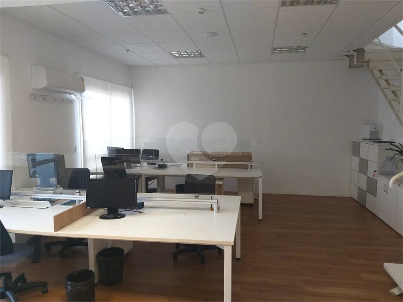 Conjunto comercial duplex à venda na Aclimação. Andar inteiro, puro charme!