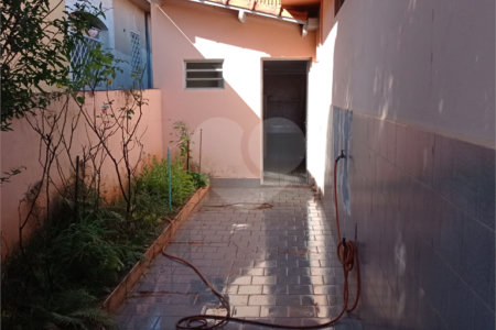 Linda casa no centro com 3 quartos.