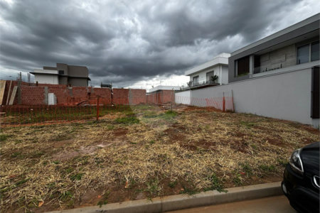 LOTE DE ESQUINA NO CONDOMINIO RESIDENCIAL DAMHA IV