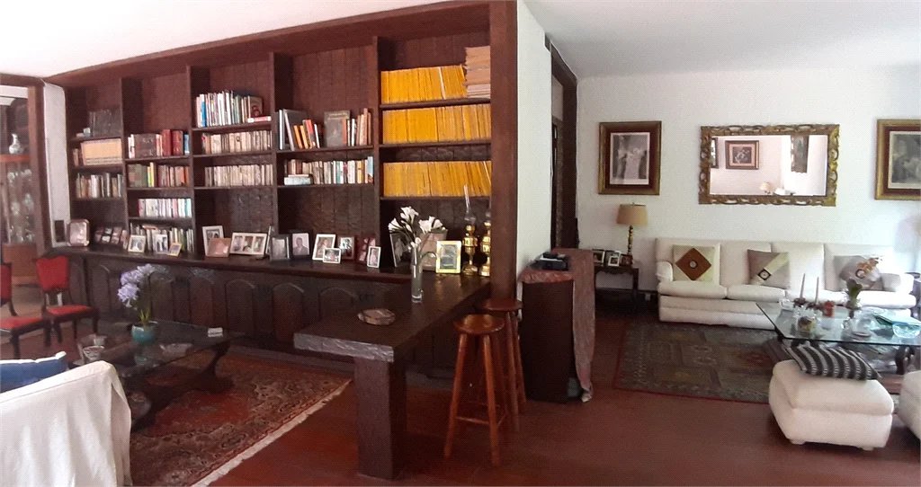 Sobrado em estilo Tudor com edícula independente à venda –