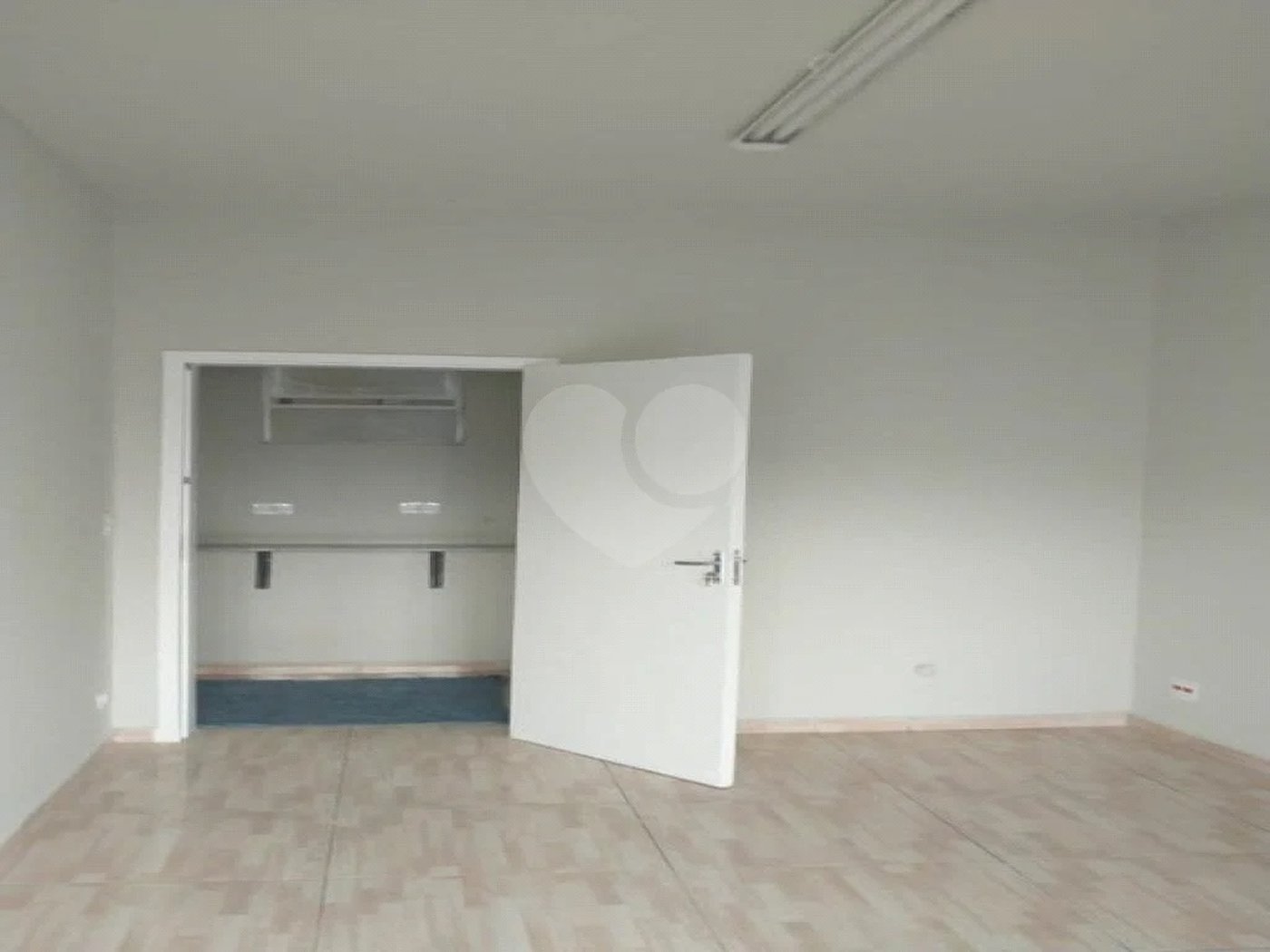 Ótima sala para escritório com 37 m², possui 2 ambientes.