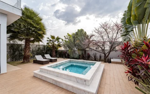 Casa de Condomínio com 4 suítes, piscina privativa e área de lazer completa.