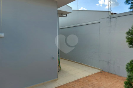 Casa Térrea com 2 dormitórios, sendo 1 suíte.