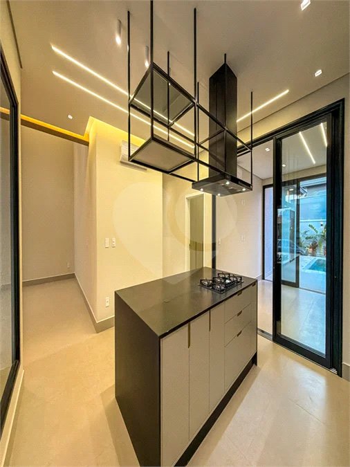 Indaiatuba - Condominio Sapezal - R$ 2.400.000,00 - Área Total 360,00 m² - Área Construída 213,32 m² - TÉRREA - 03 suítes sendo a master com closet; - Escritório; Lavabo; Cozinha com cooktop e planejados; Gourmet com churrasqueira; Ambientes preparados para ar condicionado; Piscina com cascata,