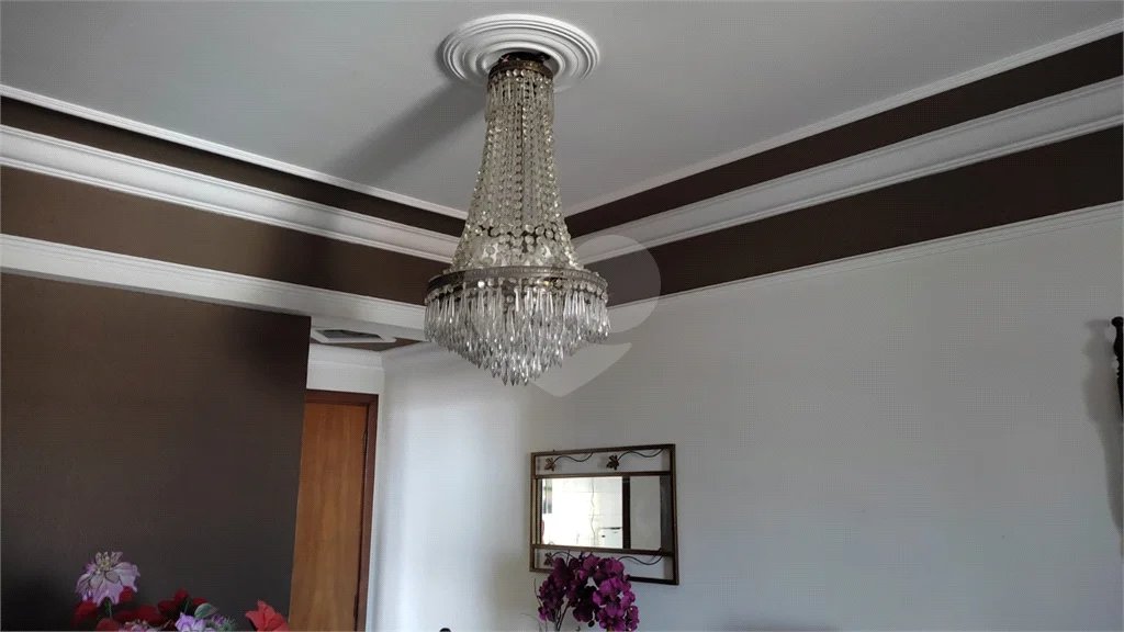 Vende-se apartamento de dois dormitórios no Edifício Marseille, no Centro de Piracicaba;